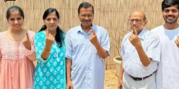 Lok Sabha Elections 2024 : सहाव्या टप्प्यासाठी मतदान प्रक्रियेसाठी दिल्लीचे मुख्यमंत्री अरविंद केजरीवालांची सहकुटुंब उपस्थिती; 3 वाजेपर्यंत 49.20 टक्के मतदानाची नोंद