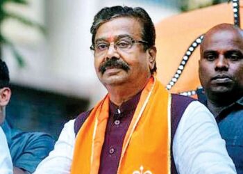 Maharashtra Politics : ज्येष्ठ नेते गजानन कीर्तिकारांना शिंदे गट देणार नारळ; पुत्र प्रेमापोटी अडचणीत, संजय शिरसाट आणि नेमकं काय सांगितलं