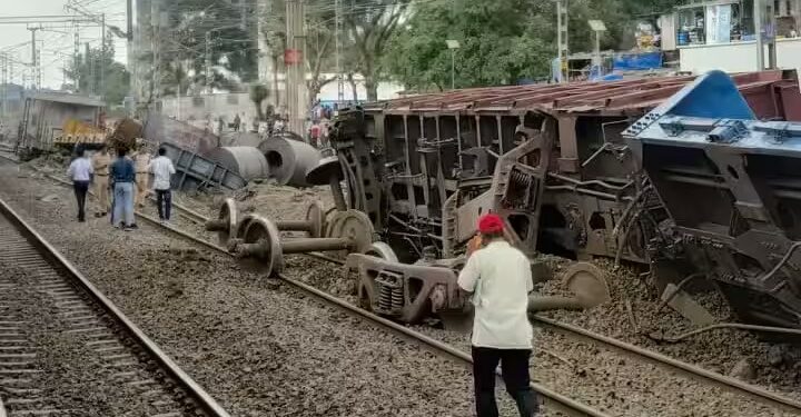 महत्वाची बातमी : मुंबईतील पश्चिम रेल्वेच्या मार्गावर पालघरजवळ रेल्वेच्या मालगाडीला अपघात; वाहतूक विस्कळीत !