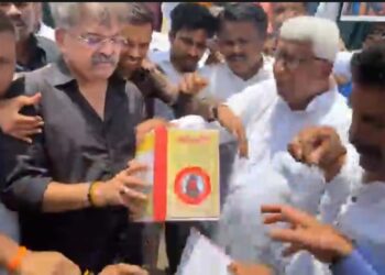 मोठी बातमी : महाडमध्ये चवदार तळ्याजवळ जितेंद्र आव्हाडांनी केले मनुस्मृतीचे दहन; राज्य सरकारच्या निर्णयाविरोधात आक्रमक भूमिका