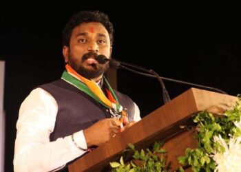 Amol Mitkari : जितेंद्र आव्हाडांच्या मनुस्मृति दहनाच्या आंदोलनावर तीव्र प्रतिक्रिया; बाबासाहेबांच्या बुटावर नाक घासून माफी मागा, अमोल मिटकरींचा आव्हाडांना थेट इशारा