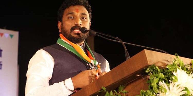 Amol Mitkari : जितेंद्र आव्हाडांच्या मनुस्मृति दहनाच्या आंदोलनावर तीव्र प्रतिक्रिया; बाबासाहेबांच्या बुटावर नाक घासून माफी मागा, अमोल मिटकरींचा आव्हाडांना थेट इशारा