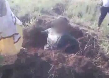 Pune Crime News : पुणे जिल्ह्यात खळबळजनक प्रकार; 22 वर्षीय तरुणीला जमिनीत जिवंत गाडण्याचा प्रयत्न; व्हिडिओ व्हायरल