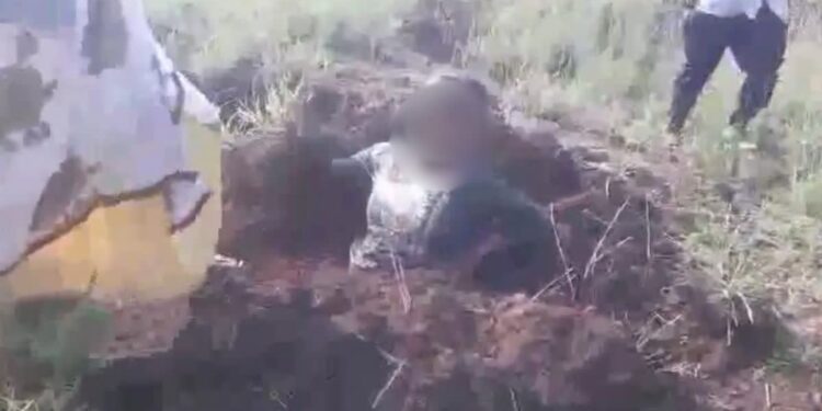 Pune Crime News : पुणे जिल्ह्यात खळबळजनक प्रकार; 22 वर्षीय तरुणीला जमिनीत जिवंत गाडण्याचा प्रयत्न; व्हिडिओ व्हायरल