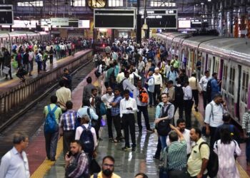 मुंबईची गती मंदावली ! तांत्रिक बिघाडामुळे पश्चिम रेल्वे विस्कळीत