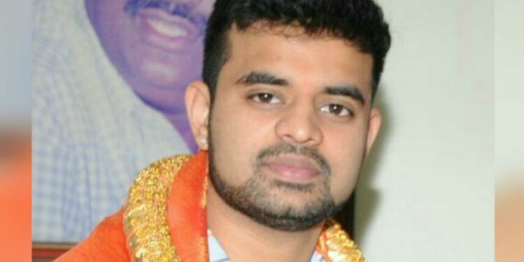 देशातील पहिला निकाल जाहीर ! हासन लोकसभा मतदार संघातून प्रज्वल रेवण्णाचा पराभव; काँग्रेसचे श्रेयस पटेल विजयी